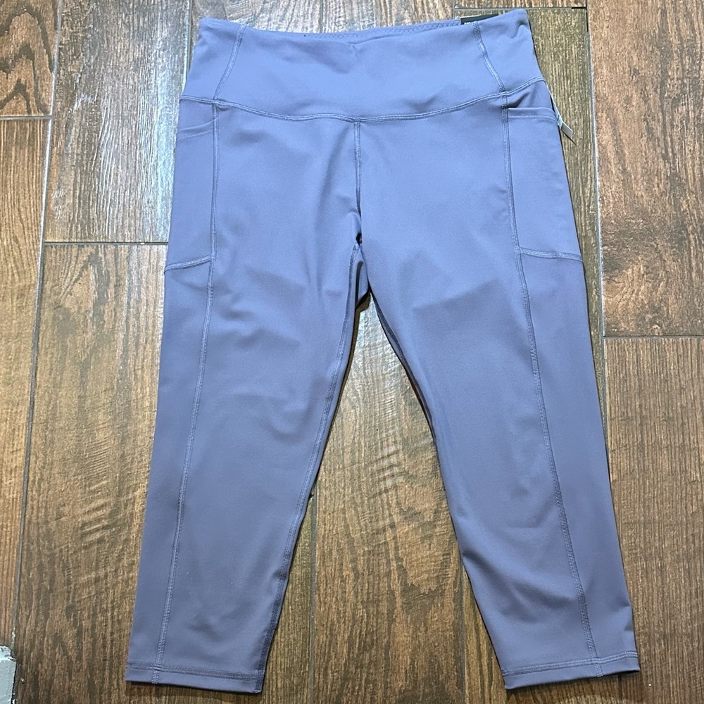 Victoria Sport Knockout Capri Leggings-Gray